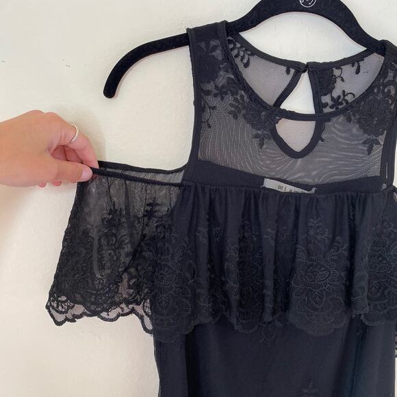 Francesca's black lace cold shoulder blouse - Picture 5 of 8